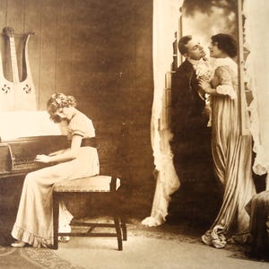 Antieke Grete Reinwald-ansichtkaart - Beroemd model, muziekpianoharp, Edwardiaans huispaarraam, klein meisje, Frans sepia 1900