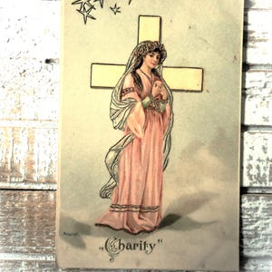 Antieke gouden ansichtkaart met reliëf - religieuze vrouwensluier, groot kruis liefdadigheid, sterren Frans getint 1900