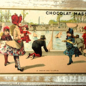 Antieke Parijse ruilkaart - Tekenende kinderpop, meisjes die in de vijver spelen, Tuileries speelgoedzeilboten, Chocolat Masson toevoegen, Frans getint 1900