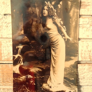 Cartolina con bambola ninfa dei boschi - Artista donna, ragazza, foresta, alberi, ruscello, dea dai capelli lunghi, abito edoardiano, fata misteriosa, seppia francese 1900