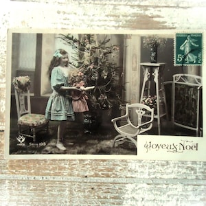 Antieke kerstkaart - klein meisje, edwardiaanse jurk, huidige pop, boomstoel thuishuis, frans getint 1900