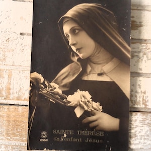Ancienne carte postale Sainte Thérèse - religieuse soeur, crucifix croix fleurs roses, dévote sereine, catholique teinté sépia 1920