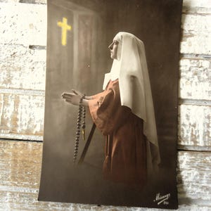 Ancienne carte postale religieuse - Religieuse catholique, chapelet croix de prière, habit d'église serein, français teinté 1900