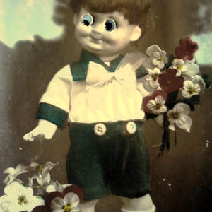Antieke ansichtkaart met glazen ogen - Poppenspeelgoed, niet bewegende kralenogen, broek bloemen jongen, vreemd vreemd merkwaardig zeldzaam, Franse hand getint 1920