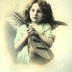 Antieke ansichtkaart engel - klein meisje, jurk met vleugels, mandoline muziek muziekinstrument, hemelse kerst, frans getint 1900