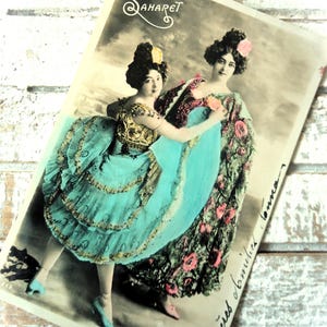 Antieke ansichtkaart cancan-dans - danseres, kunstenaar Saharet Paris, vrouwentheater, balletdansschoenen, jurk met ruches, frans getint 1900