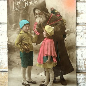 Antike Weihnachtspostkarte - Weihnachtsmann Weihnachtsmann, kleiner Junge Mädchen Kind, Tasche präsentiert Puppen, französisch getönt um 1900