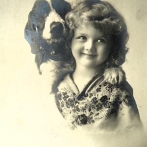 Carte postale ancienne de Candice Ashton - chien, petite fille, modèle de beauté édouardienne, sépia français Belle Epoque 1900
