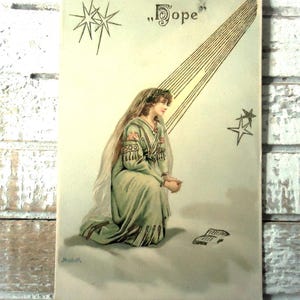 Antieke gouden ansichtkaart met reliëf - Vrouw sluier religieus, sterren lichtstralen, gebed bijbel Hoop, Frans getint 1900