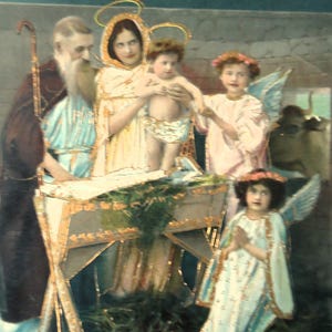 Antieke gouden kerstkaart met reliëf - geboorte baby Jezus engelen, meisjesvleugels bloemenkroon, ster Mary Joseph herder, Frans getint 1900