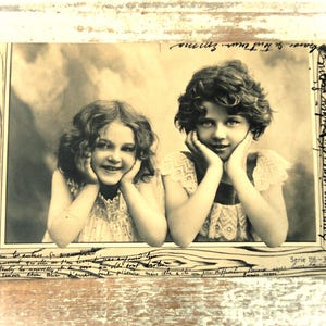 Antieke ansichtkaart meisje portret - Edwardiaans kind, ketting kindmodel, mooi gezicht schoonheid, sepia 1900