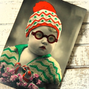 Zeldzame antieke ansichtkaart - klein meisje, celluloid bril, gebreide muts pompon, grappig vreemd vreemd, handgekleurd 1920