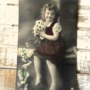 Carte postale ancienne de Candice Ashton - Petite fille, modèle de beauté édouardienne, Belle Epoque, fleurs de marguerites, teintée 1900