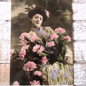 Antieke semi-Japanse ansichtkaart - Europese vrouw, kimono-Aziatische stijl, bloemen, Frans getint 1900