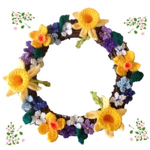 Puede incluir: Una corona de punto de ganchillo decorada con narcisos amarillos, flores moradas y blancas y hojas verdes.