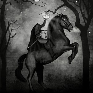 以下が含まれることがあります： 暗い森の中を馬に乗った首なし騎士の白黒のイラスト。騎士は手にジャック・オー・ランタンを持っています。シーンは満月と星の背景に設定されています。
