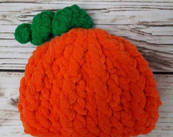 Crochet pumpkin beanie hat in super chunky blanket yarn. Super soft. Halloween baby pregnancy announcement. Newborn size. Photography prop.