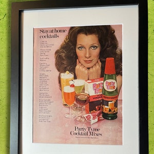 Mezclas de cócteles para fiestas Bebidas para quedarse en casa Anuncio impreso vintage original de los años 70 Anuncio de la revista Playboy 1972 Licores a todo color en el bar
