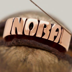 Anillo de cobre con nombre tallado a mano