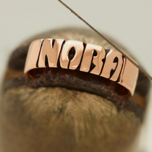 Anillo de nombre de cobre tallado a mano