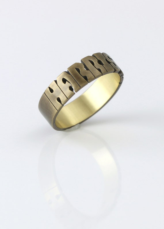 Anello in ottone ossidato piatto intagliato a mano Italia