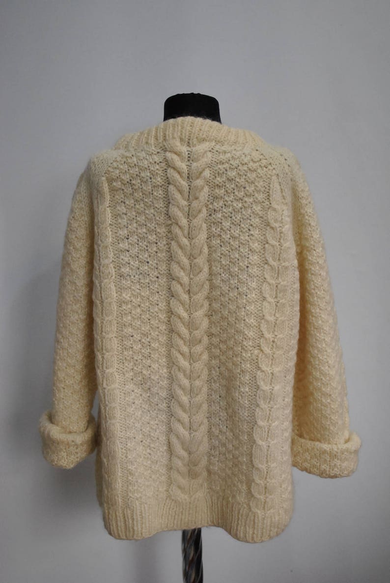 women/'s winter pullover.............. 085 Vintage HANDMADE HAND KNIT wool pullover