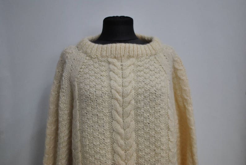 women/'s winter pullover.............. 085 Vintage HANDMADE HAND KNIT wool pullover