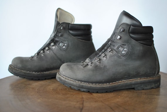 Vintage HANDMADE hiking men's ankle boots.....(068