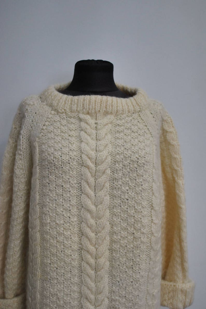 women/'s winter pullover.............. 085 Vintage HANDMADE HAND KNIT wool pullover