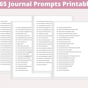 Op de afbeelding: Een printbaar dagboek met 365 prompts voor dagelijkse reflectie. De prompts zijn georganiseerd in kolommen op wit papier met een roze koptekst die "365 Journal Prompts Printable" luidt.