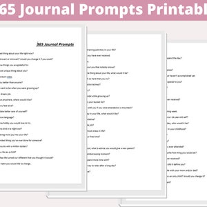 Op de afbeelding: Een printbaar dagboek met 365 prompts voor zelfreflectie en persoonlijke groei. De dagboekpagina's zijn wit met zwarte tekst. De titel van het dagboek is "365 Journal Prompts Printable".