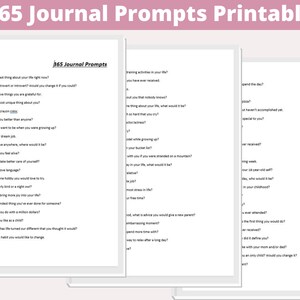 Op de afbeelding: Een printbaar dagboek met 365 prompts voor zelfreflectie en persoonlijke groei. De dagboekpagina's zijn wit met zwarte tekst en zijn verdeeld in drie kolommen. De titel van het dagboek is "365 Journal Prompts Printable".