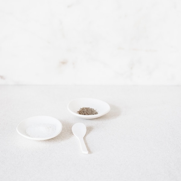Piccolo piatto in ceramica bianca fatto a mano