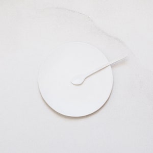 Conjunto orgánico: plato de cerámica blanca hecho a mano