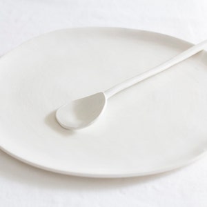 Piatto in ceramica bianca fatto a mano