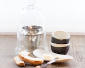 Blanc et des tasses de thé noir ou des bougeoirs votives