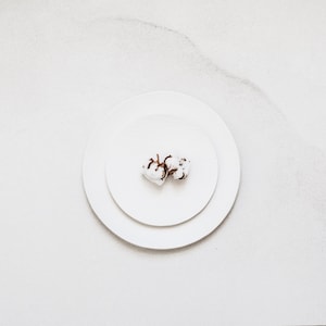 Plato de ensalada de cerámica blanca hecho a mano - Redondo