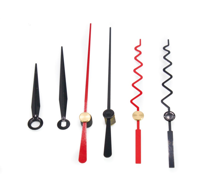Pode incluir: Conjunto de seis ponteiros de rel&oacute;gio em preto e vermelho. Os ponteiros s&atilde;o feitos de metal e t&ecirc;m estilos diferentes, incluindo retos, pontiagudos e ondulados.