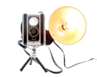 LED Desk Lamp - Black Kodak Duaflex Vintage Camera on mini tripod, Photographer gift, Vintage Lover gift, retro design fan, Mid Century lamp