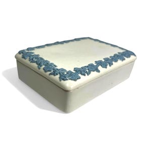 Wedgwood Queen&#39;s Ware Trinket Box – Embossed Blue Ivy, Etruria & Barlaston, Vintage Ceramic Jewelry Box 5&quot;