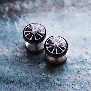 fausses boucles d&#39;oreilles, faux bouchon, faux tendeur d&#39;oreille