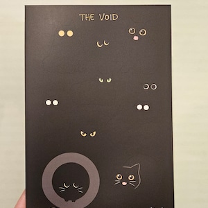 Puede incluir: Tarjeta negra con el texto "THE VOID" e ilustraciones de ojos de gato. Los ojos son de diferentes colores y formas. La tarjeta también tiene el texto "HARUKA ILLUSTRATION".