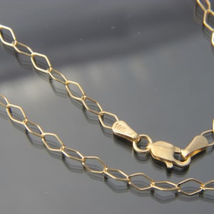 Puede incluir: Un collar de cadena de oro con cierre de langosta. La cadena est&aacute; hecha de peque&ntilde;os eslabones ovalados. El cierre est&aacute; marcado con "10K".