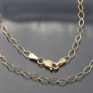 Puede incluir: Un collar de cadena de oro con cierre de mosquet&oacute;n. La cadena est&aacute; hecha de oro de 10 quilates y tiene un delicado patr&oacute;n de eslabones ovalados.