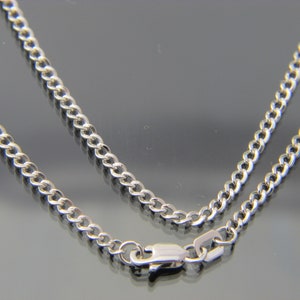 Puede incluir: Un collar de cadena curb plateado con cierre de langosta.