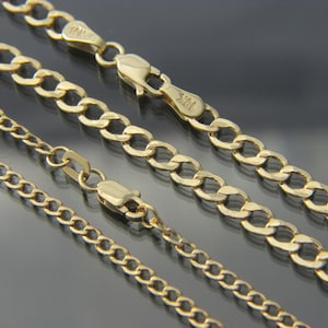 K&ouml;nnte beinhalten: Drei goldene Ketten in verschiedenen Breiten und L&auml;ngen. Die Ketten sind im klassischen Curb-Link-Stil gefertigt.