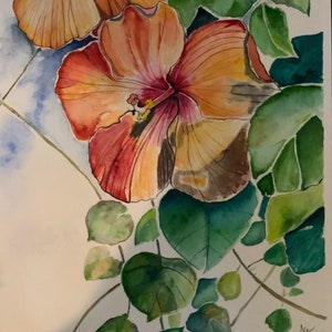 Op de afbeelding: Waterverf schilderij van een hibiscus bloem met oranje en rode bloemblaadjes. De bloem wordt omringd door groene bladeren.