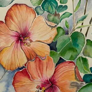 Op de afbeelding: Waterverf schilderij van twee roze en oranje hibiscus bloemen met groene bladeren op de achtergrond.