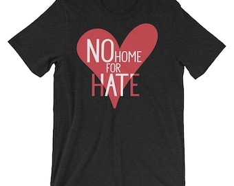 Puede incluir: Una camiseta negra con un gráfico de corazón rojo que dice "NO HOME FOR HATE" en texto blanco.