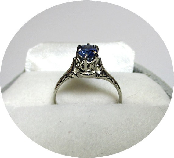 Lovely! - Blue SAPPHIRE Engagement Ring - Vintage… - image 2